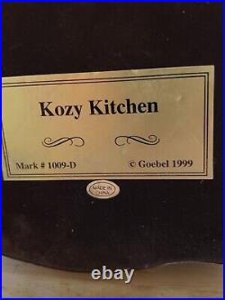 1999 Goebel KOZY KITCHEN 1009D Hummel Figurine IN THE KITCHEN Hummelscapes 2038