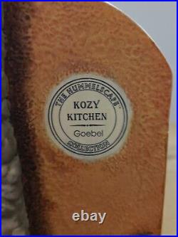 1999 Goebel KOZY KITCHEN 1009D Hummel Figurine IN THE KITCHEN Hummelscapes 2038