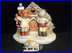 GOEBEL DISPLAY #1040-D GINGERBREAD LANE withSLED + #2073/A + 2073/B withBox/Coa MINT