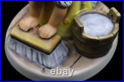 Goebel Hummel Porcelain Big Housecleaning #363 Figurine TMK6