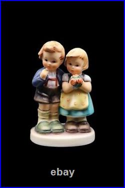 Goebel Hummel Porcelain We Congratulate #220 Figurine TMK7