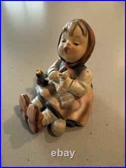 Goebel M. I. Hummel Figurine HAPPY PASTTIME #69 Knitting Girl TMK 1
