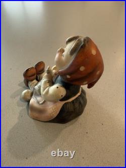 Goebel M. I. Hummel Figurine HAPPY PASTTIME #69 Knitting Girl TMK 1