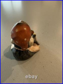 Goebel M. I. Hummel Figurine HAPPY PASTTIME #69 Knitting Girl TMK 1