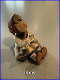 Goebel M. I. Hummel Figurine HAPPY PASTTIME #69 Knitting Girl TMK 1