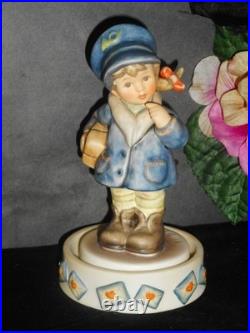 HUMMEL 2120 LITTLE MISS MAIL CARRIER FIRST ISSUE 2005 withLETTERS BASE MINT