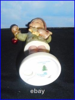 HUMMEL FIGURE 2204 HOLIDAY FUN! 2005 WEIHNACHTEN withRARE CHRISTMAS TREE STAMP