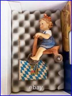 Hummel #2279 Look at Me 4.25 Figure 1st Issue 2007 TM8 Bavarian FLAG BOX COA