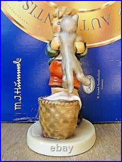Hummel Figurine KITTY KISSES HUM #2033 TMK8 Goebel Germany MIB D721