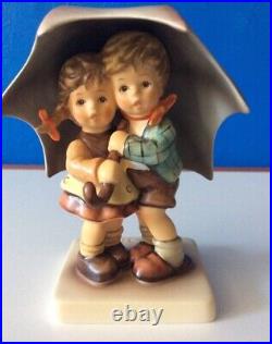 Hummel Goebel Sunshower Tmk 7 Figurine Boy & Girl Under Umbrella #634 Signed