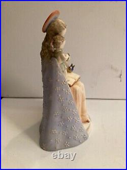 Hummel Goebel The Blessed Mother Madonna Holding Baby Jesus, 8 Flower Gown