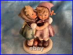 Hummel figurine Extremely Rare MUSTERZIMMER Telling her secret #196/0 NICE