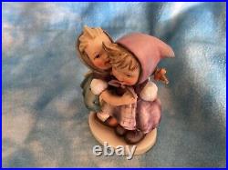 Hummel figurine Extremely Rare MUSTERZIMMER Telling her secret #196/0 NICE