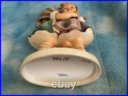 Hummel figurine Extremely Rare MUSTERZIMMER Telling her secret #196/0 NICE